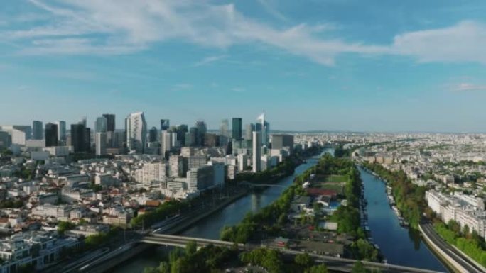 法国巴黎，2022年9月02日: 鸟瞰图。大多数人参观欧洲城市。现代化的巴黎商业区。法国曼哈顿