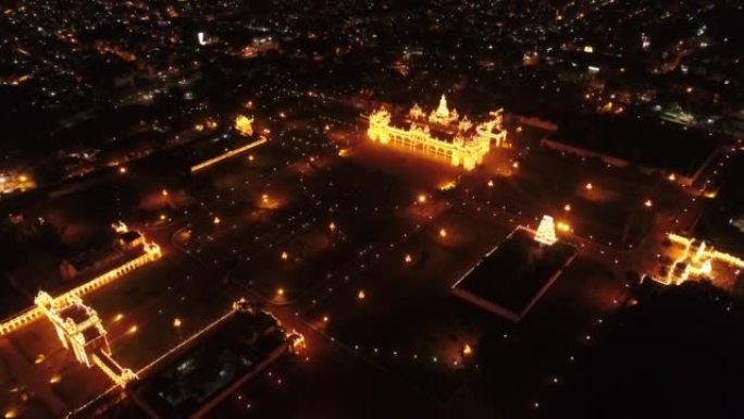 迈索尔宫殿的空中拍摄在夜间完全照亮