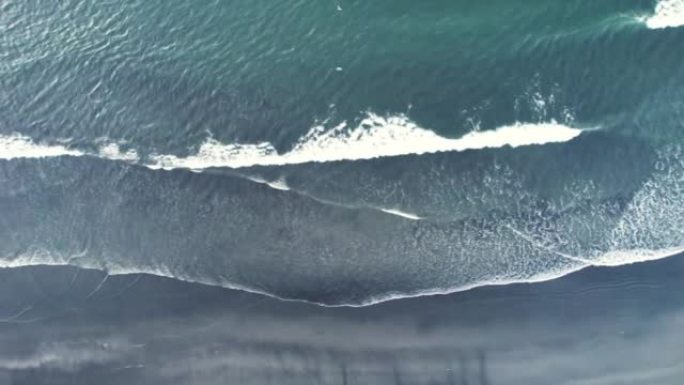 夏季海浪和黑沙滩的鸟瞰图