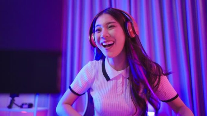 亚洲美丽的Esport女人游戏玩家在电脑上玩在线视频游戏。迷人的年轻女孩游戏玩家在家里玩网络锦标赛时