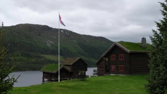 挪威美妙的风景。Aust Agder。草屋顶房屋的美丽风景。挪威传统建筑山脉、树木和雪背景4K UH