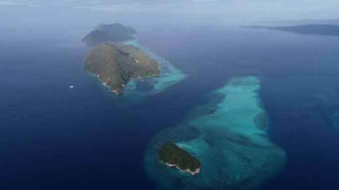 绿松石水和浅礁的热带岩石岛的航拍