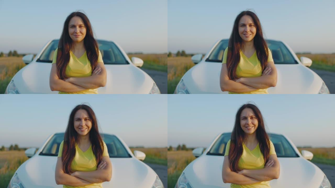 年轻快乐的女孩在乡间小路边的汽车背景下微笑。慢动作