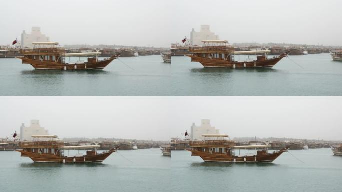 一艘传统的木制卡塔尔单桅帆船停泊在单桅港口，多哈，卡塔尔