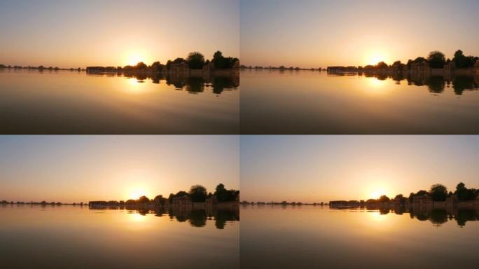 在印度拉贾斯坦邦的斋沙默尔的湖中，chhatri在日落时可以看到Gadisar湖的4k视图。日落时，