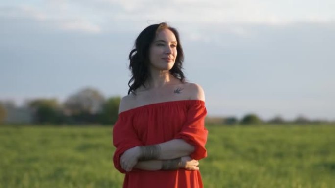 日落时分在麦田里，一位穿着红色连衣裙的美丽西班牙黑发女人的肖像