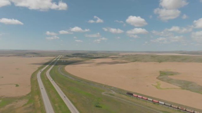 加拿大艾伯塔省加拿大草原景观铁轨和加拿大1号横贯公路的4k航拍视频