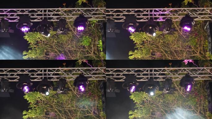 舞台上的紫色发光二极管灯
