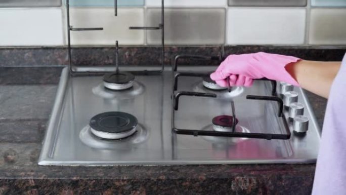 女人戴着手套的手在煤气炉上洗链轮架