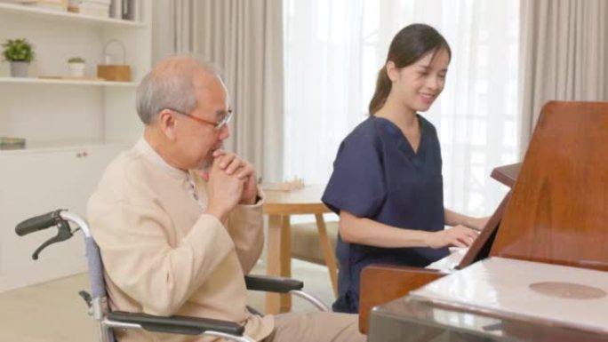 一位开朗的亚洲护士和女医生协助一位老人。老年男子病人在家弹钢琴，照顾者或医生在养老院唱歌和拍手