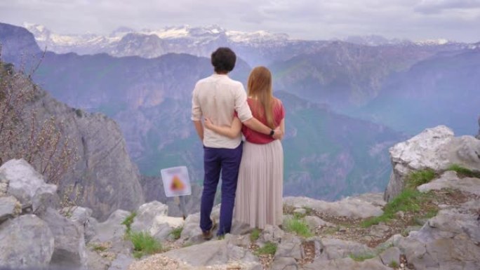 一对年轻的男女夫妇参观了黑山-阿尔巴尼亚边境的famoust峡谷Grlo Sokolovo。前往蒙特