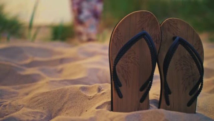 竹色沙滩拖鞋冻在沙滩上