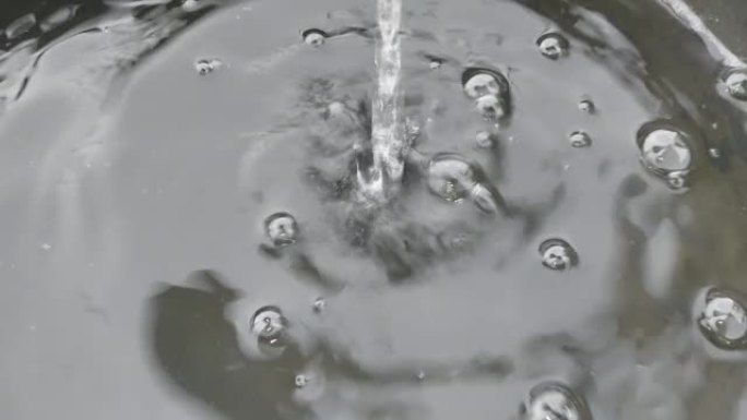 雨水从排水管滴入水桶