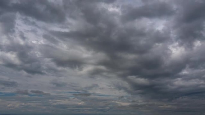 戏剧性可怕的黑暗天空云背景快速移动史诗风暴热带天气黑暗云暴风雨天空。阴暗的夜晚快速移动云景。全球变暖