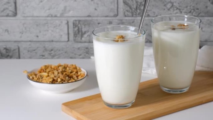 自制开菲尔、酪乳或酸奶配益生菌。益生菌冷发酵乳品饮料和麦片。时髦的食物和饮料