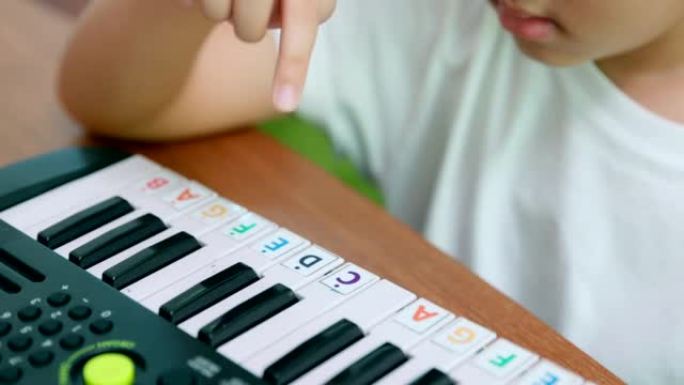 儿童手玩键盘。