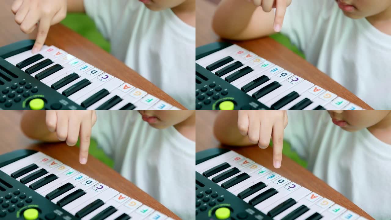 儿童手玩键盘。