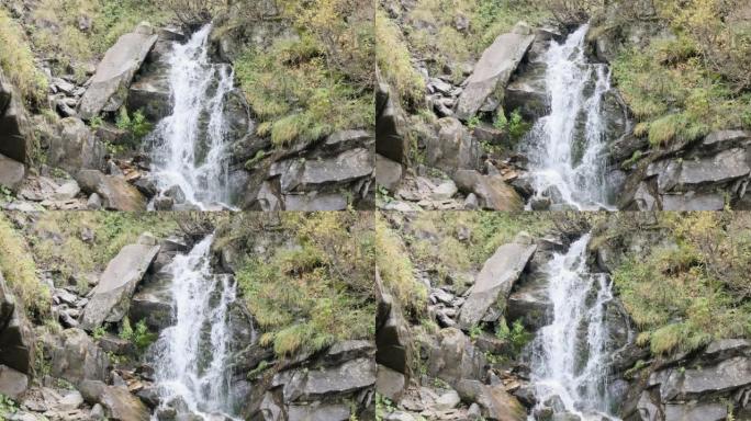 流淌着石头巨石和石头急流的野山河。小溪里快速泼水。慢动作。夏天的山溪。充足的清澈溪流。德泽姆布龙，瀑