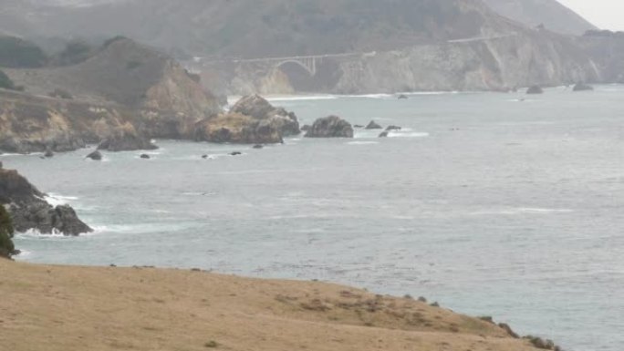 比克斯比溪桥，海洋，雾蒙蒙的天气。加利福尼亚太平洋海岸公路