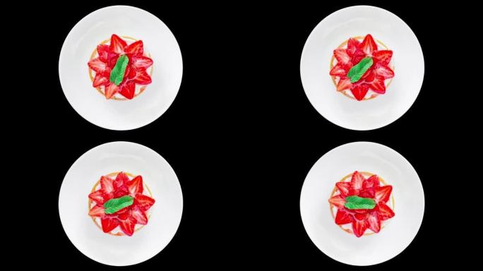 草莓馅饼与薄荷叶，甜蛋糕甜点在白色盘子，顶视图，旋转孤立在黑色背景，转动，特写宏。
