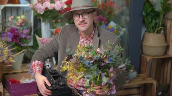 戴眼镜和帽子的男性，带打字机和花束，4k