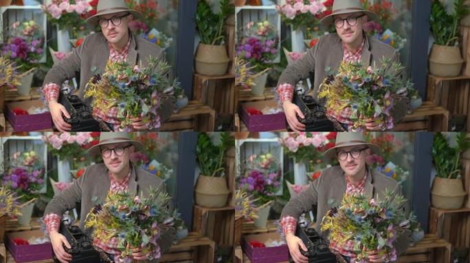 戴眼镜和帽子的男性，带打字机和花束，4k