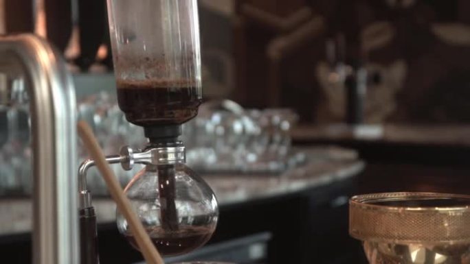 Preparing coffee with syphon