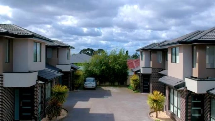 墨尔本郊区和中央商务区的全景空中无人机视图，俯视澳大利亚维多利亚的房屋道路和公园