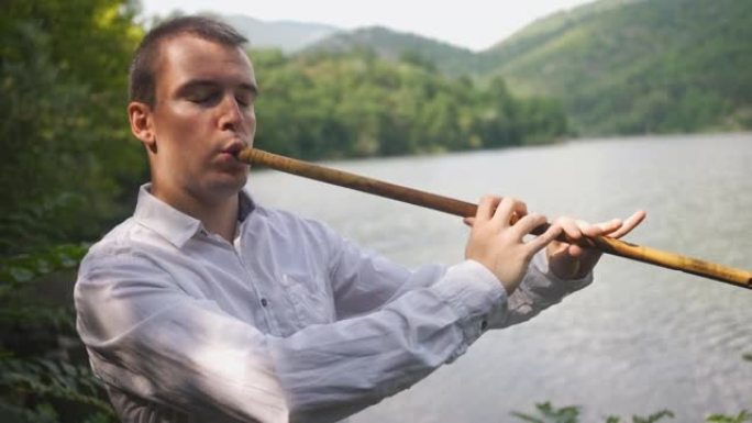 男音乐家用木管乐器模仿自然