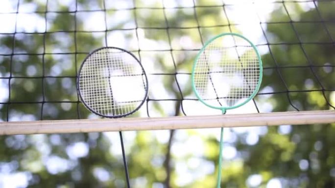 羽毛球拍挂在排球网上