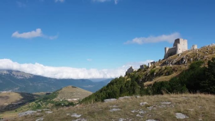 阿布鲁佐罗卡卡拉西奥中世纪堡垒国家公园的壮丽景色。意大利