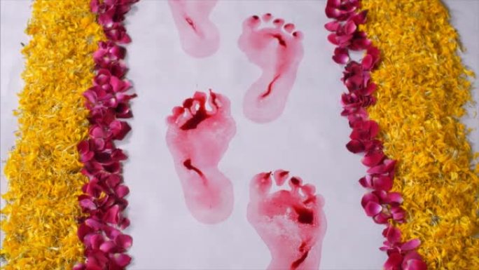 新婚女子的红色脚步声象征着女神拉克希米的到来
