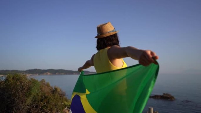 女子在海边挥舞巴西国旗