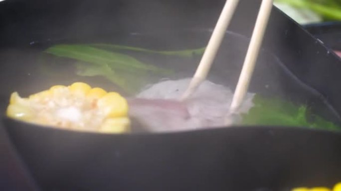 Blanch the pork in shabu-shabu hot water