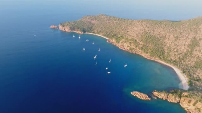 晚上在海曼岛上的蓝珍珠湾的空中高角度4k无人机镜头，海曼岛是澳大利亚昆士兰州圣灵群岛的最北端，帆船和