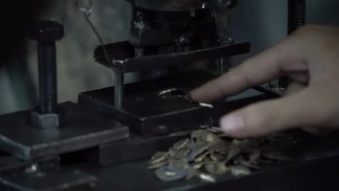电脑数控数控机床，工厂在宗教仪式上创造金属宗教艺术，如轧金机和小饰品。