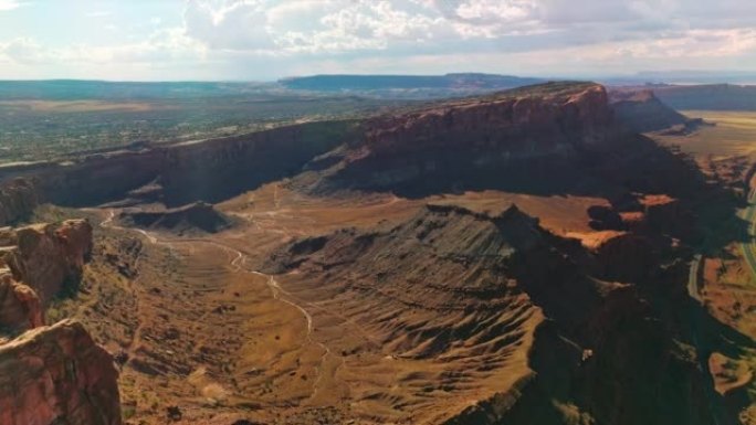 美国犹他州雄伟峡谷岩石的阳光照耀景色。从鸟瞰图看美国国家公园的迷人全景。