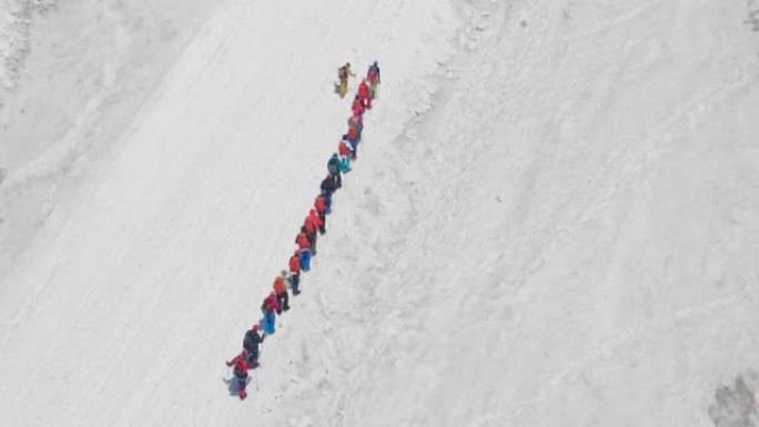 从空中俯瞰登山队员们正在攀登山顶的alp营地