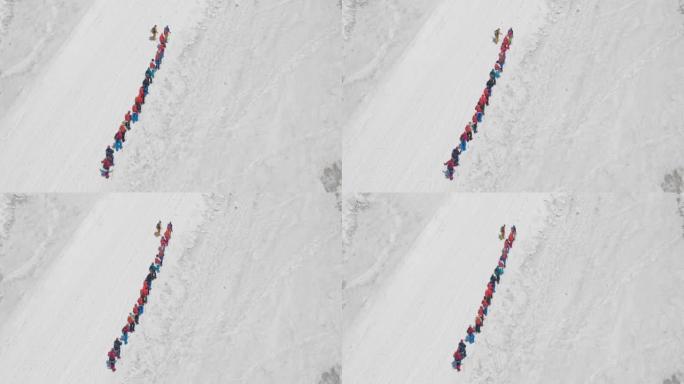 从空中俯瞰登山队员们正在攀登山顶的alp营地