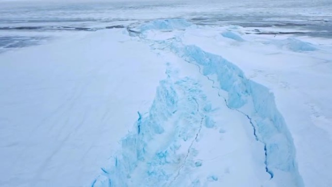 积雪覆盖的南极地表鸟瞰图飞行。