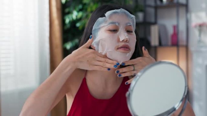 影响者记录美容教程将面膜应用于面部使用环形光电话记录博主谈论护肤品用手指按摩面部