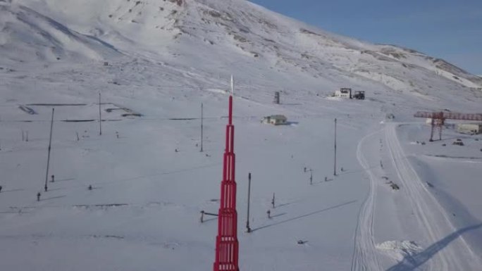 雪地摩托探险期间北极圈的空中无人机画面。挪威斯瓦尔巴群岛最北端的苏联被遗忘的城市皮拉皮登-北极。