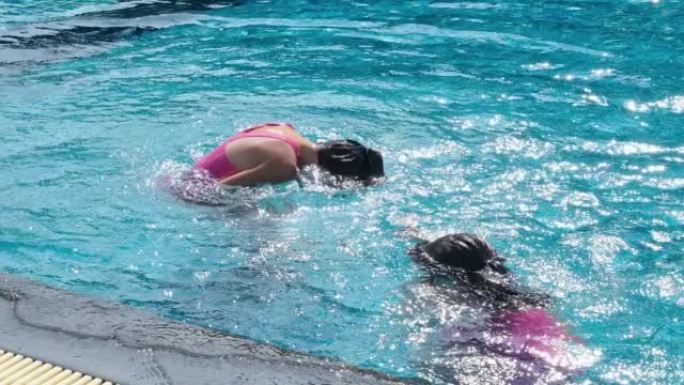 家庭暑假期间，快乐的小姐妹在热带度假胜地的室外游泳池玩耍。孩子们学习游泳。儿童健康的夏季活动。