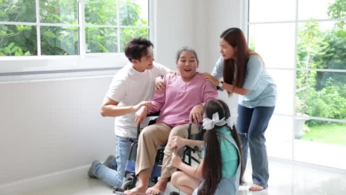 快乐的亚洲家庭父亲，母亲和女儿照顾好祖母，他们在搬家的日子里一起在新房子里笑着笑。
