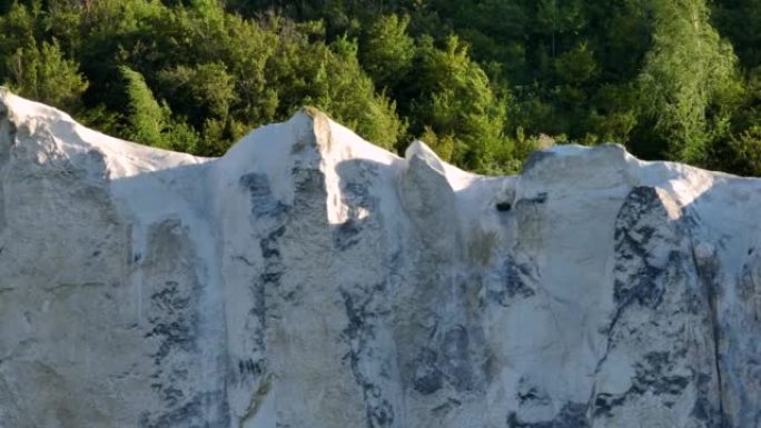 白色岩石在森林背景下的航拍录像。野生动物。白垩纪岩石。无人机镜头。特写