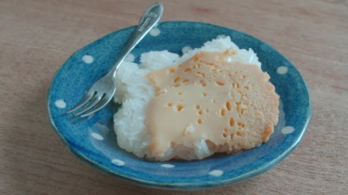 泰国奶油冻配甜椰子糯米饭