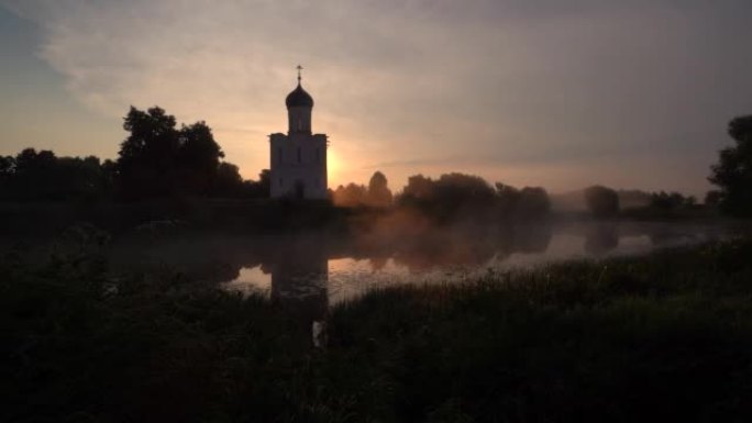 俄罗斯弗拉基米尔地区内尔里教堂的清晨日出。