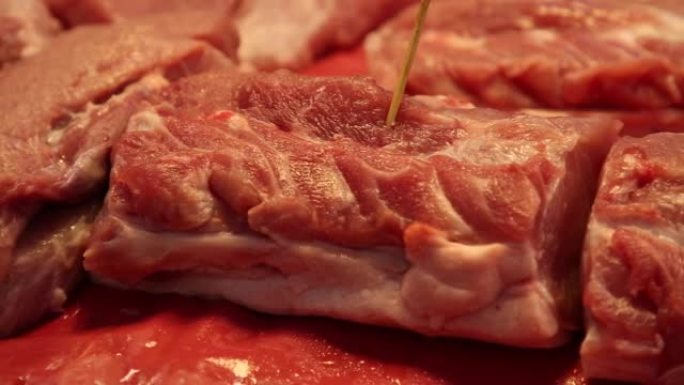 超市货架上的生猪肉特写。优质新鲜猪肉
牛排用于食品工业。健康有机食品对人们的概念。
优质肉片。卫生肉