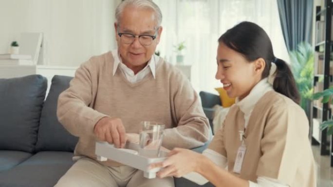 年轻的亚裔女性照顾者，赡养老人的照顾者，老年患者在家，服药后饮水，治愈或治疗老年退休后的疾病，帮助赡