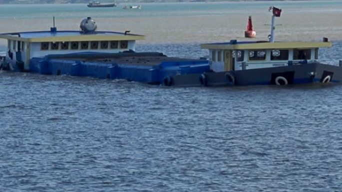 佩尼切船在金边的湄公河航行